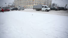 Снегопад парализовал движение на дорогах Екатеринбурга