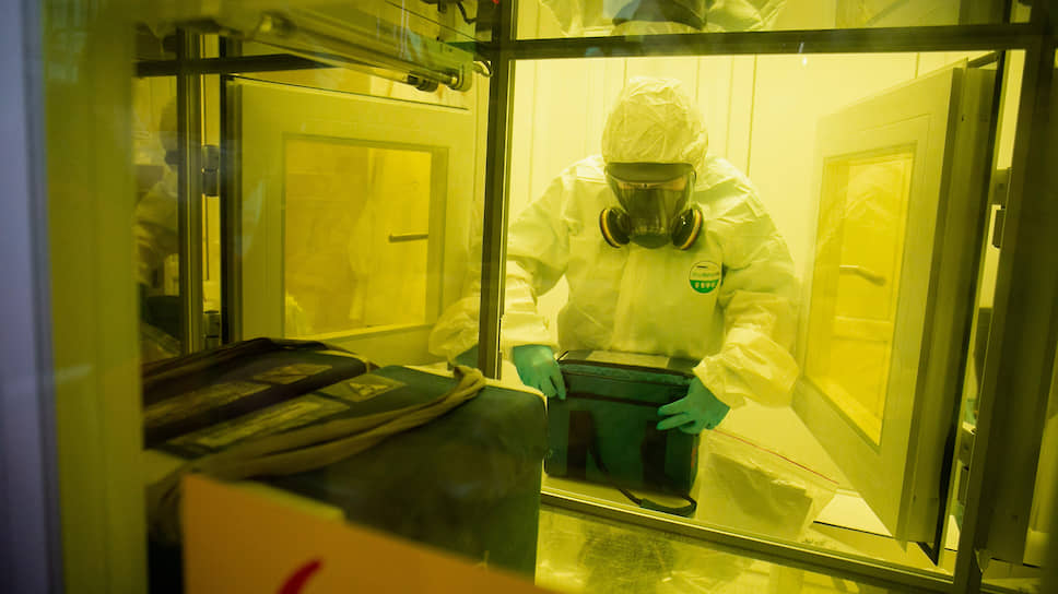 Сотрудник в лаборатории, где исследуются пробы на коронавирус