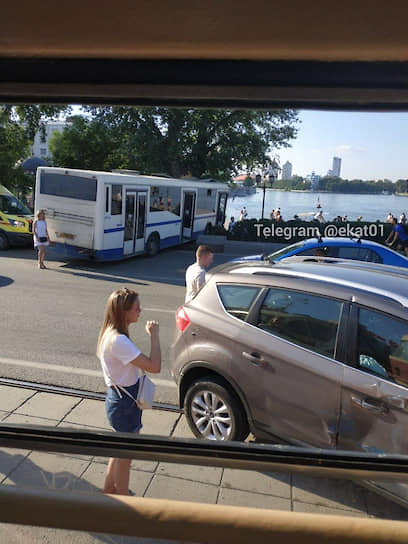 Пассажирский автобус врезался в дерево в центре Екатеринбурга
