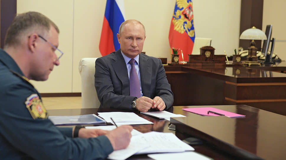 Глава МЧС Евгений Зиничев (слева) и президент России Владимир Путин
