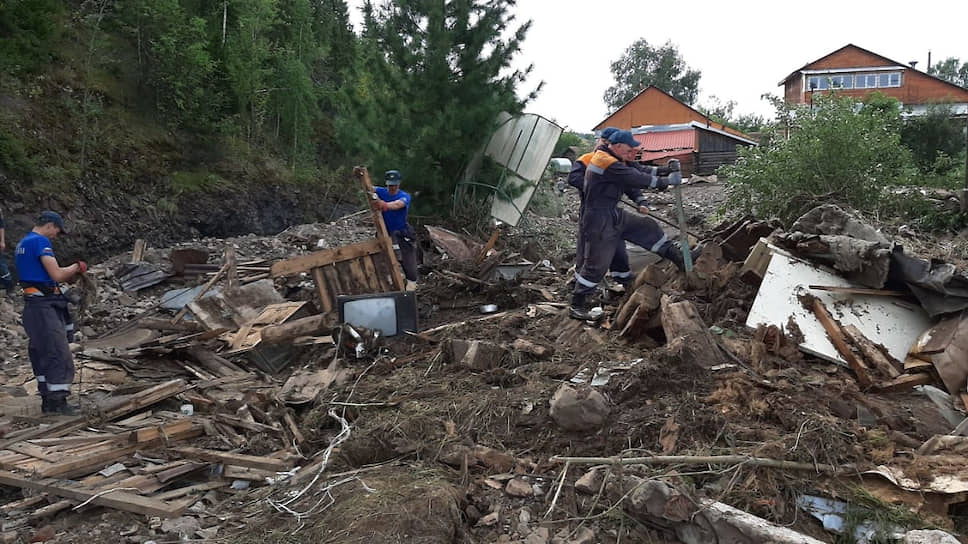 Аварийно-восстановительные работы в Нижних Сергах (Свердловская область) после паводка
