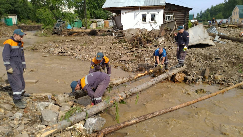 Аварийно-восстановительные работы в Нижних Сергах (Свердловская область) после паводка
