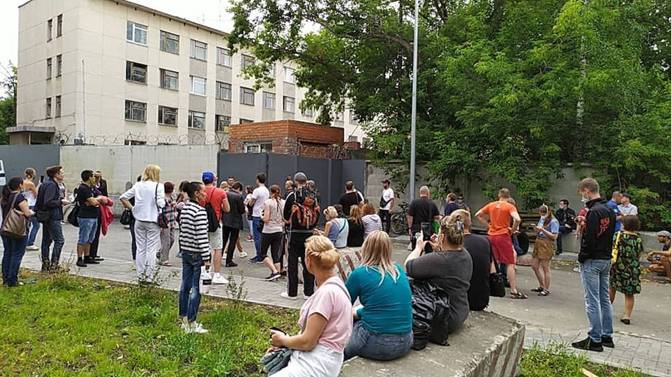 Стихийный митинг у отделения полиции№9 в Екатеринбурге, куда доставили задержанного участника акции в поддержку жителей Хабаровска

