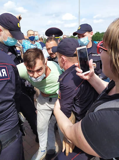 Задержание участника акции в поддержку жителей Хабаровска в Екатеринбурге
