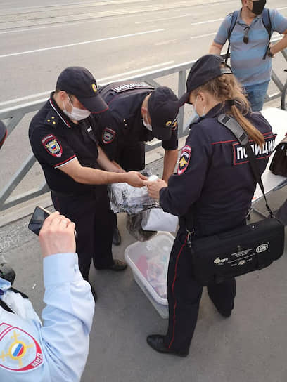 Полиция Екатеринбурга забирает подписные листы за возвращение прямых выборов мэра

