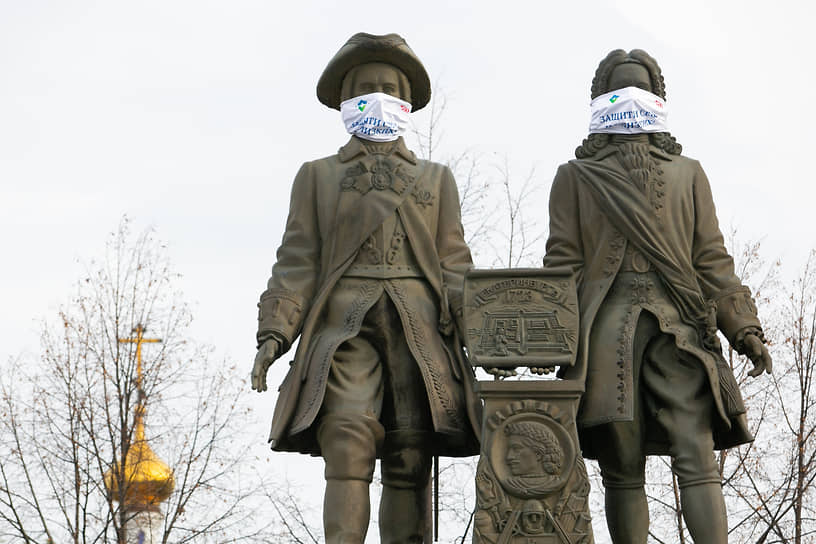Памятник основателям Екатеринбурга Василию Татищеву и Вильгельму де Геннину в масках на площади Труда