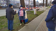 В Екатеринбурге глава «Уральского мемориала» провела пикет напротив здания МВД