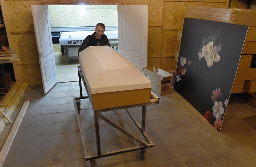 Запуск первого в России производства гробов из сотового картона, на корпус которых по желанию заказчика можно наносить изображения, от Крымской национальной мемориальной компании.
