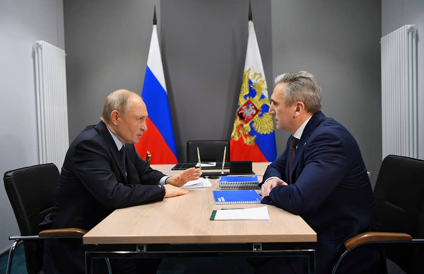 Президент Владимир Путин (слева) и губернатор Тюменской области Александр Моор (справа) во время встречи в Тобольске 