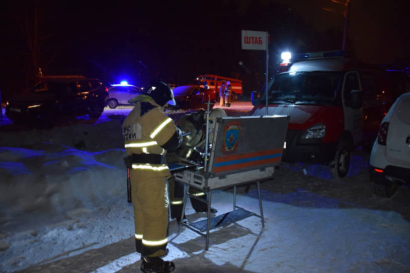 Тушение пожара в частном доме престарелых в Тюменской области, где погибли семь человек
