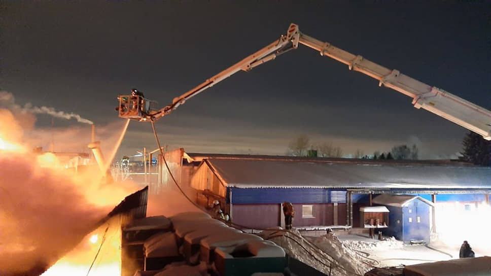 Пожар на складе вторсырья в Екатеринбурге 