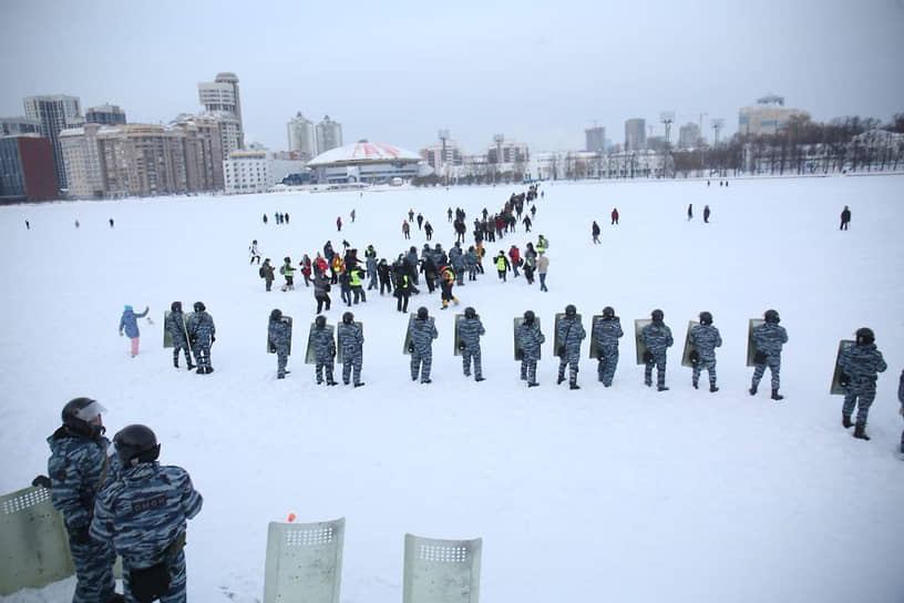 Сотрудники ОМОН во время несанкционированной акции в поддержку Алексея Навального в Екатеринбурге
