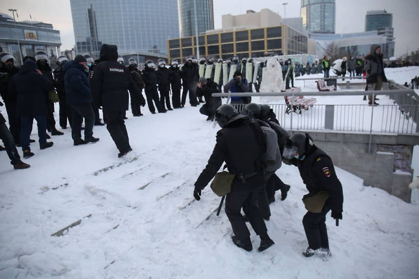 Задержание участника акции в поддержку Алексея Навального в Екатеринбурге

