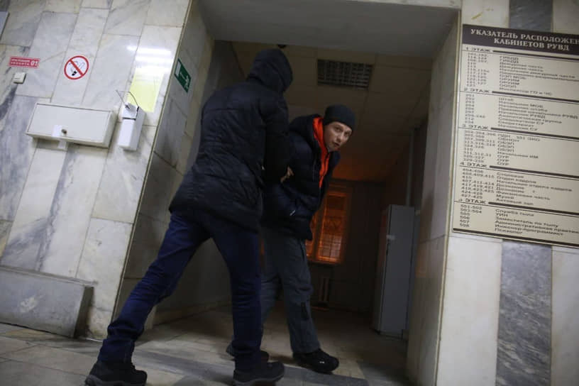 Координатор штаба Алексея Навального Алексей Гресько во время задержания в отделе полиции
