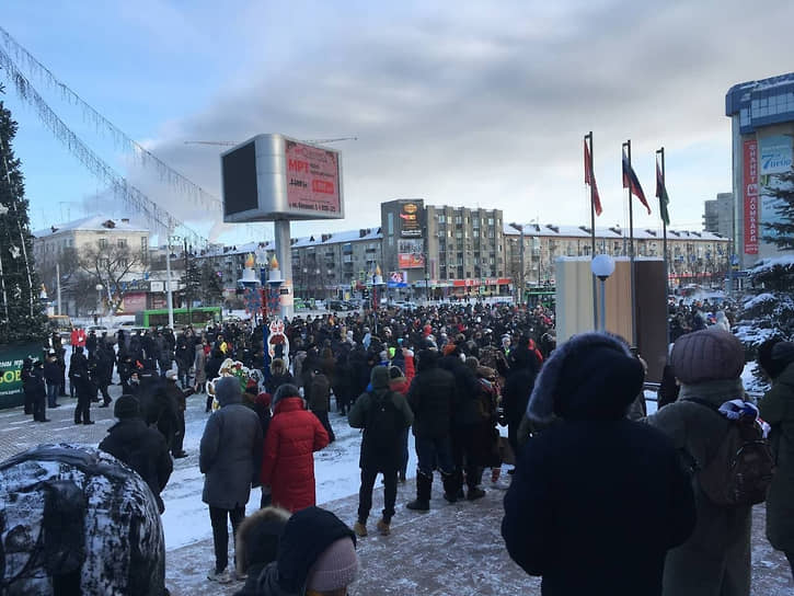 Несанкционированная акция в поддержку Алексея Навального в Тюмени на площади у &quot;Технопарка&quot;
