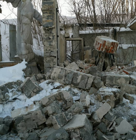 Обрушенная стена заброшенного завода в Свердловской области, где погиб подросток
