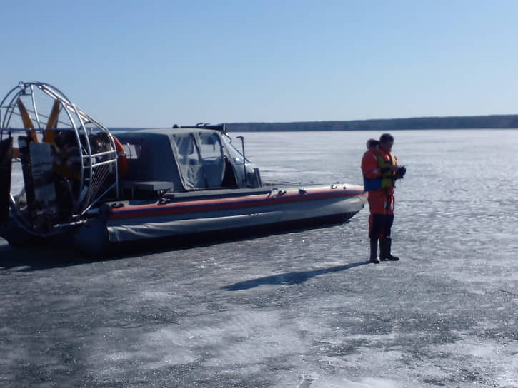 Спасатели эвакуировали 10 рыбаков, провалившихся под лед на Белоярском водохранилище (Свердловская область)

