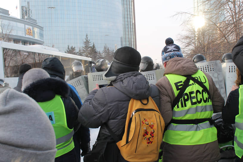 Журналисты на несанкционированной акции в поддержку Алексея Навального в Екатеринбурге в январе 2021 года