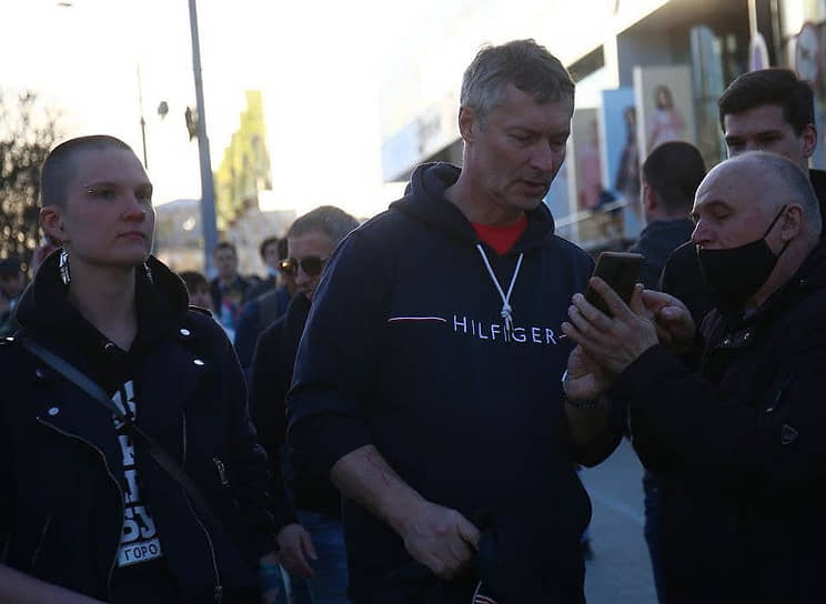 Несогласованная акция в поддержку оппозиционера Алексея Навального в центре города. Бывший глава Екатеринбурга Евгений Ройзман (в центре) во время акции.