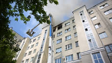 Спасатели эвакуировали двух инвалидов из горящего дома в центре Екатеринбурга
