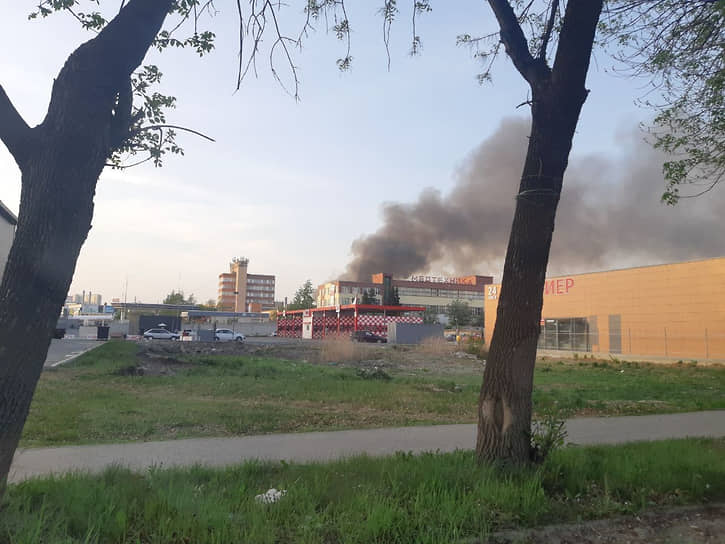 Пожар в здании на улице Учителей в Екатеринбурге
