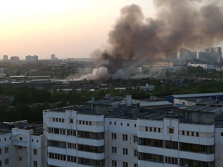 Пожар в здании на улице Учителей в Екатеринбурге
