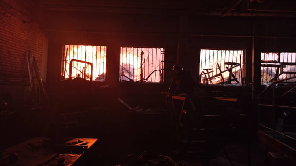Пожар на улице Учителей в Екатеринбурге
