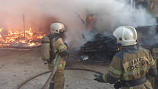 На улице Учителей в Екатеринбурге сгорели 16 садовых домов, два гаража и пилорама