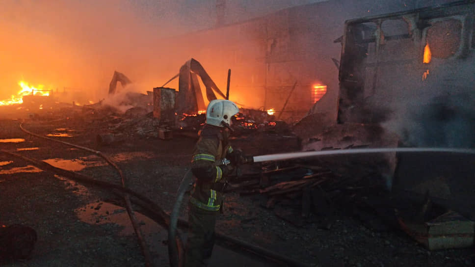 Тушение пожара на улице Учителей в Екатеринбурге
