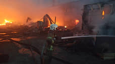 Пожар на улице Учителей в Екатеринбурге охватил пилораму, садовые постройки и гаражи
