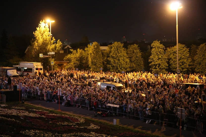 Православные собрались перед Храмом-на-Крови в Екатеринбурге на молитву перед крестным ходом во время &quot;Царских дней&quot;