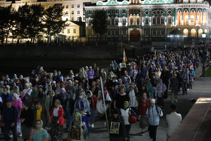 Запрещенный властями крестный ход во время «Царских дней» в Екатеринбурге
