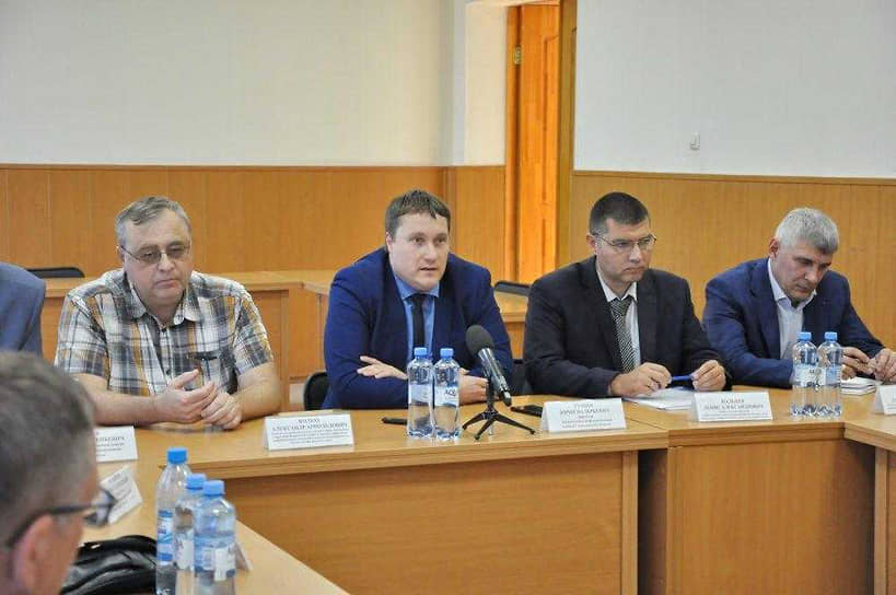 И.о. министра цифрового развития Свердловской области Юрий Гущин (второй слева)