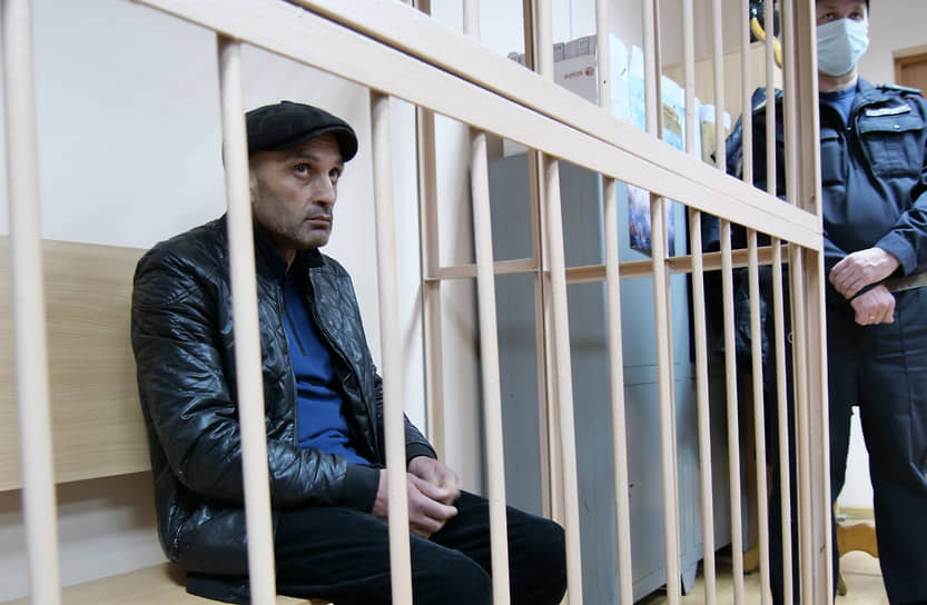 Один из фигурантов уголовного дела об отравлении метиловым спиртом людей в Свердловской области Надир Мамедов (слева) во время заседания Чкаловского районного суда.
