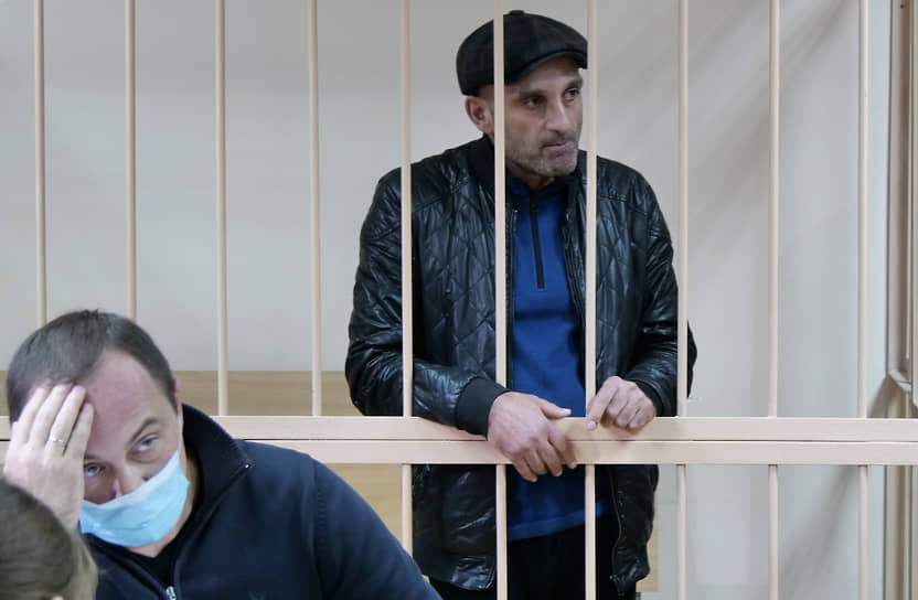 Один из фигурантов уголовного дела об отравлении метиловым спиртом людей в Свердловской области Надир Мамедов (справа) во время заседания Чкаловского районного суда.