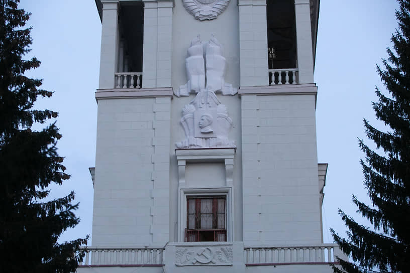 Барельеф в виде профиля Иосифа Сталина на здании Окружного дома офицеров (ОДО)