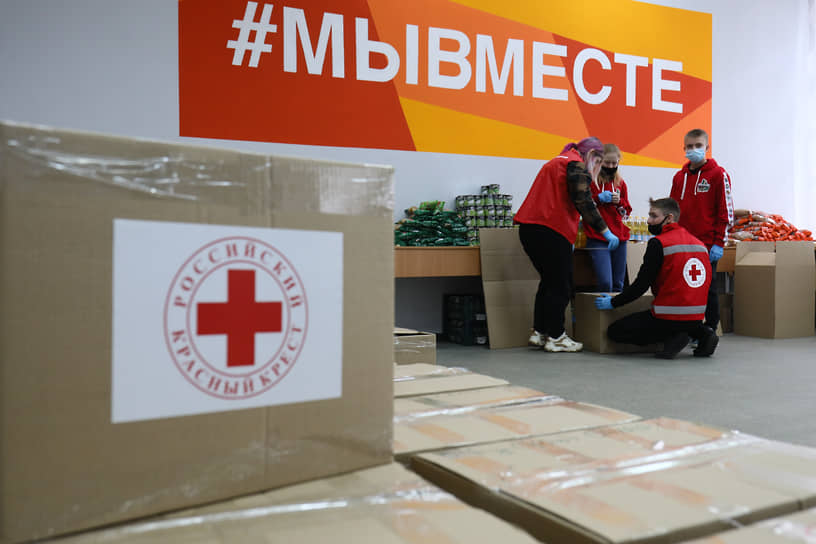 Работа волонтёров в пункте сбора гуманитарной помощи для беженцев из ДНР и ЛНР в Екатеринбурге 