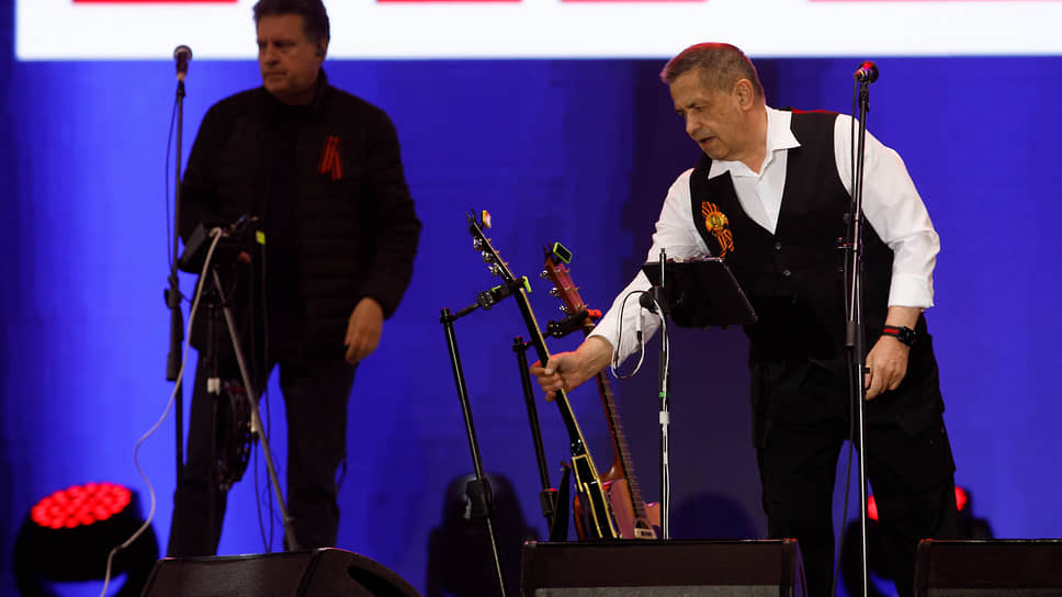 Солист группы &quot;Любэ&quot; Николай Расторгуев во время выступления на концерте в честь празднование 77-ой годовщины Победы в Великой Отечественной войне