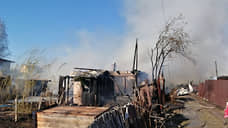 В Тюмени загорелись три дачи и надворные постройки