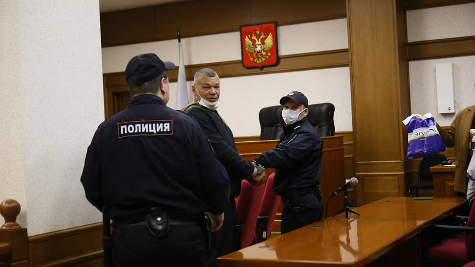 Обвиняемый в занятии высшего положения в преступной иерархии Владимир Кузнецов (в центре) во время заседания Свердловского областного суда.
