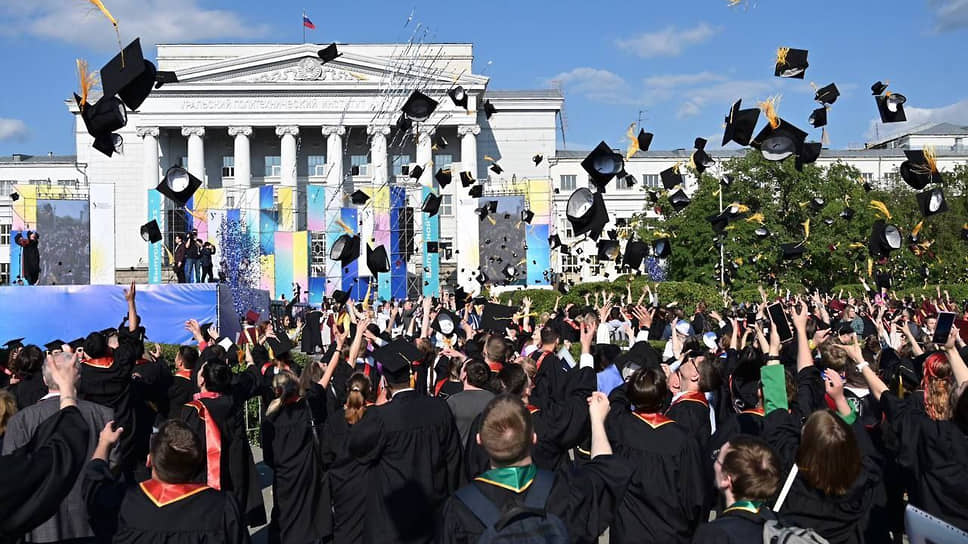 Выпускной УРФУ. Выпускной УРФУ 2022. УРФУ выпускники. Выпускники вуза красивые.