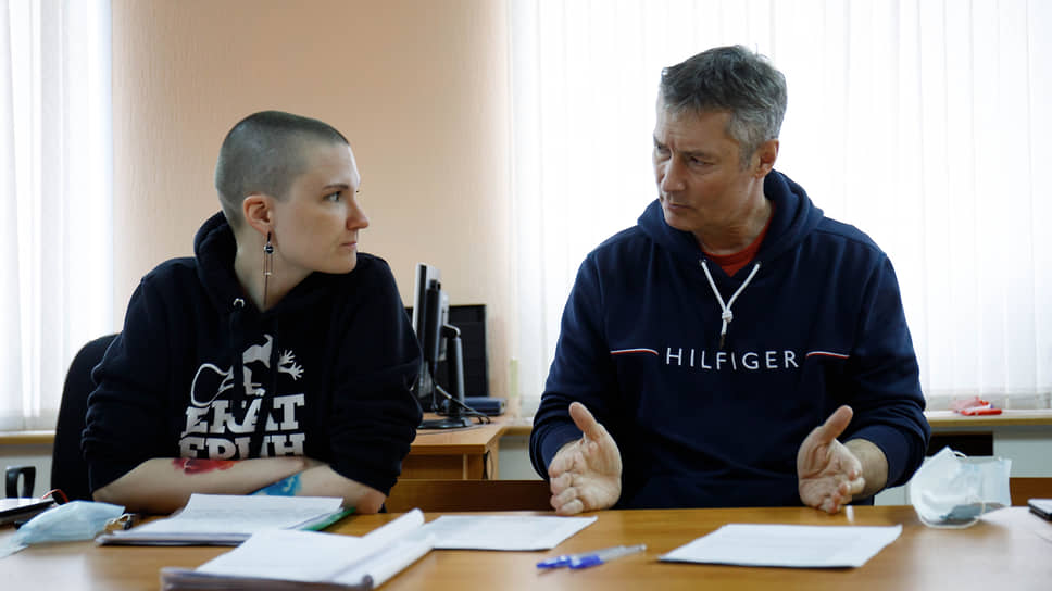 Юрист Юлия Федотова (слева) и бывший мэр Екатеринбурга Евгений Ройзман (справа) 