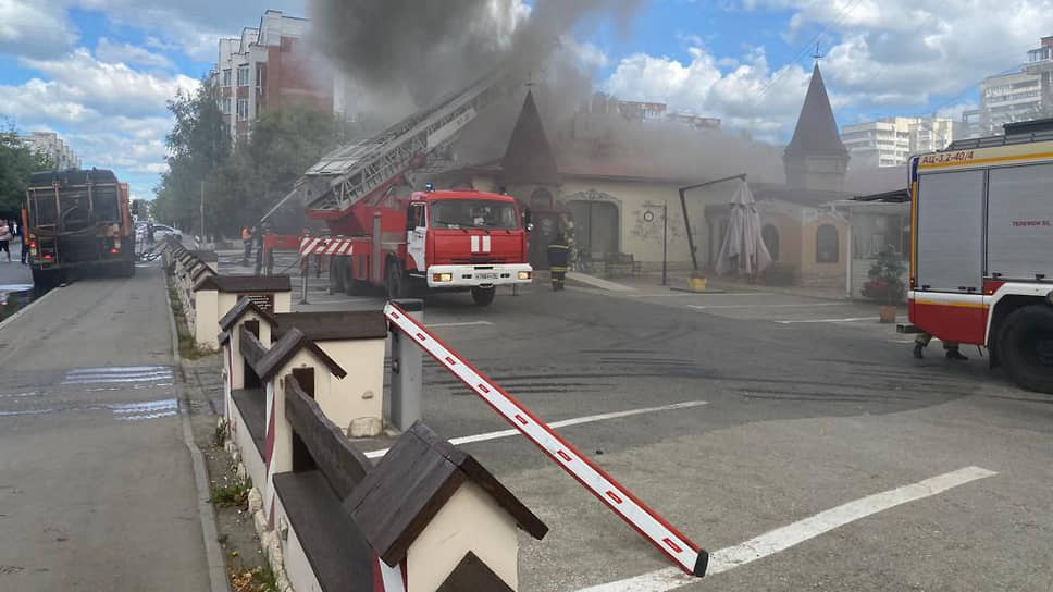 На улице Уральских Рабочих в Екатеринбурге загорелся ресторан «Грядка»