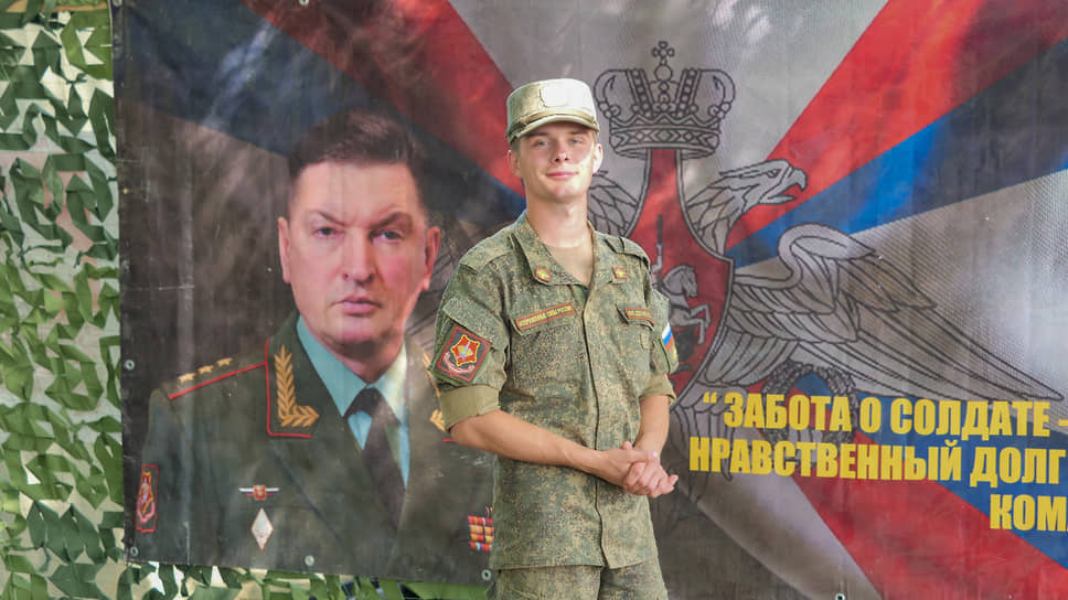 Солдат на фоне портрета командующего войсками Центрального военного округа (ЦВО) Александра Лапина