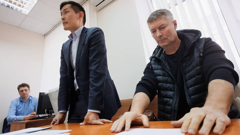 Бывший мэр Екатеринбурга Евгений Ройзман (справа) и его адвокат Владислав Идамжапов (в центре) во время заседания суда.