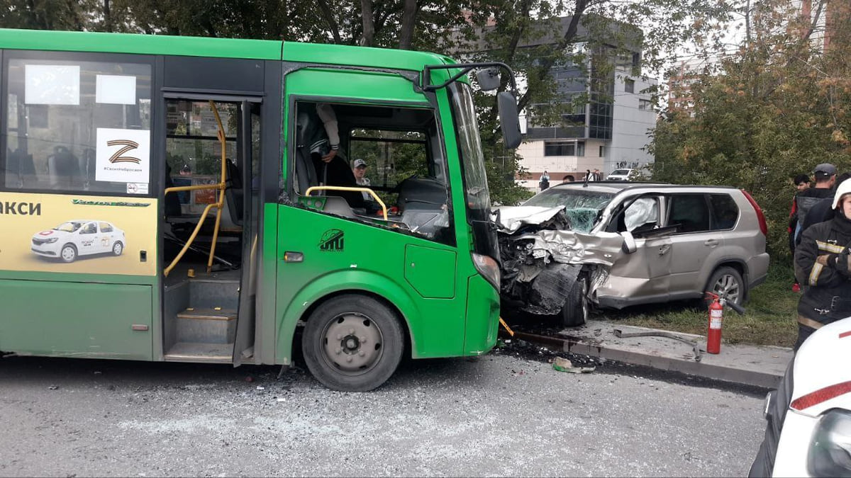 В Екатеринбурге в ДТП с автобусом №082 пострадали шесть человек –  Коммерсантъ Екатеринбург