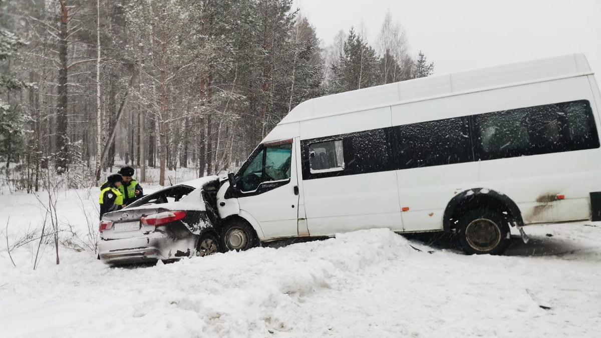 На трассе Екатеринбург — Реж — Алапаевск в ДТП с микроавтобусом погибла  женщина – Коммерсантъ Екатеринбург