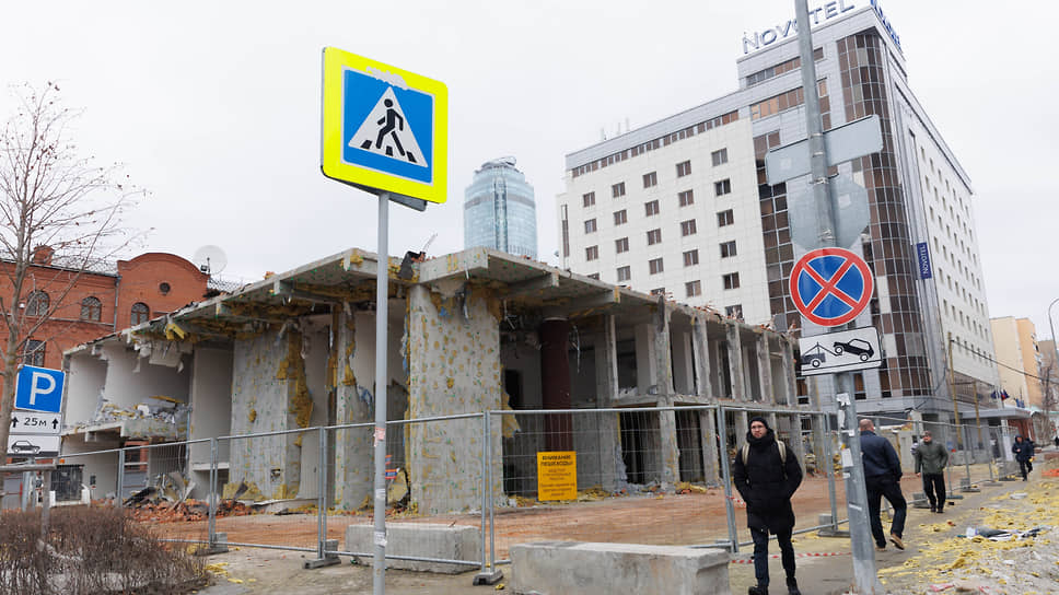 В центре Екатеринбурга сносят паркинг, там запланировано строительство отеля