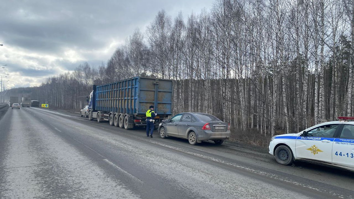 На трассе Пермь — Екатеринбург произошло несколько ДТП, в том числе с  грузовиком – Коммерсантъ Екатеринбург