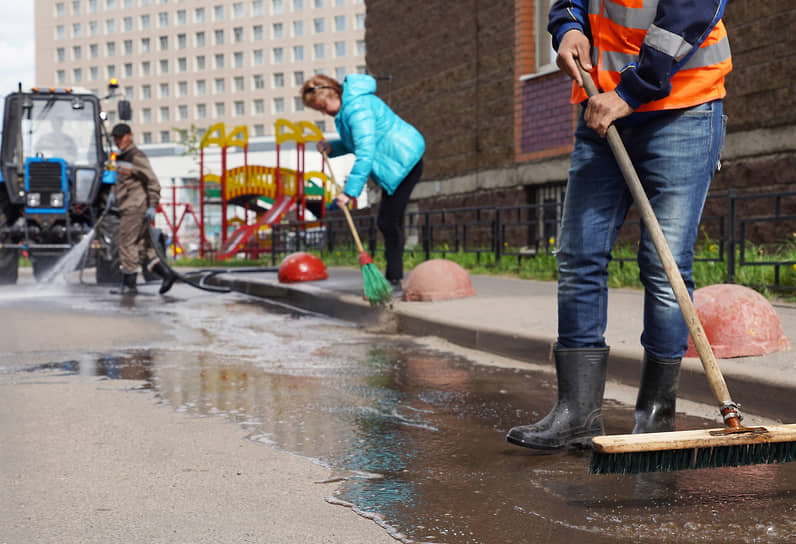 За сутки с улиц Екатеринбурга вывезено около 60 тонн мусора и 275 тонн грязи